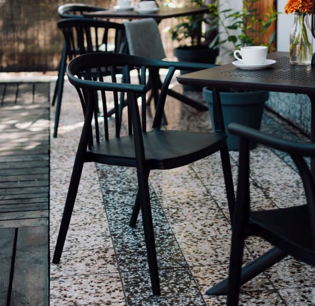 nowoczesne krzesło plastikowe RIVA czarny