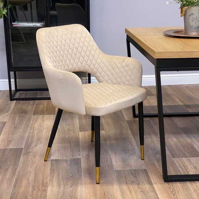 krzesło pikowane z podłokietnikami PRINCE noga czarna