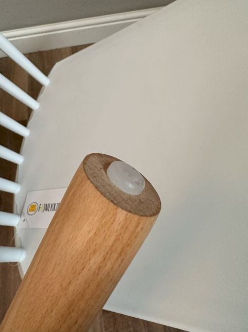 krzesło WILSON czarne drewniana noga