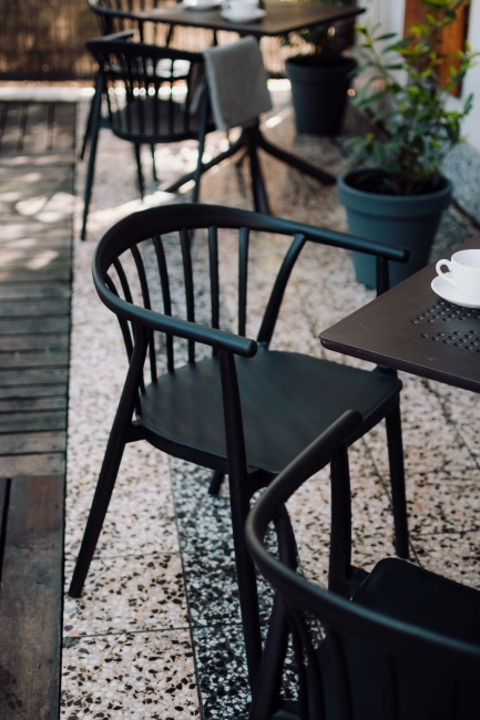 nowoczesne krzesło plastikowe RIVA czarny